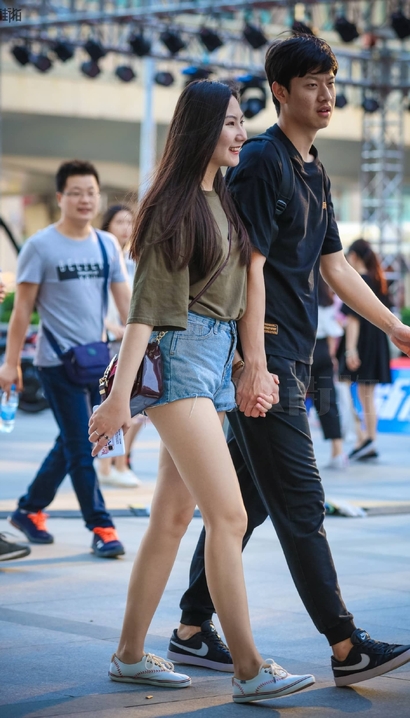 抓拍美丽大方的热裤翘臀靓女_街拍小站[P9XD]