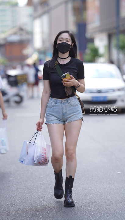 街拍月里嫦娥的热裤宽臀美眉_街拍小站[6A39]