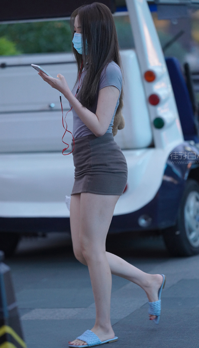 街拍温香艳玉的小短裙丰臀小姐姐_街拍大师[2XXA]