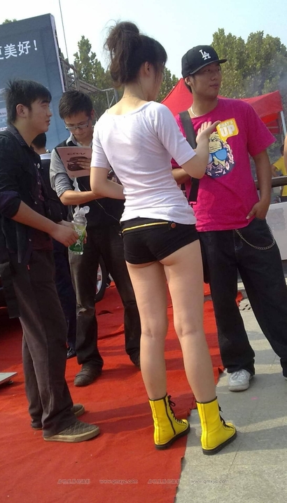 抓拍妍姿艳质的热裤长腿女神_街拍小站[75LX]