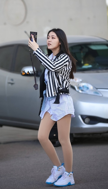 一个窈窕淑女的热裤宽臀女神_街拍大师[91FD]