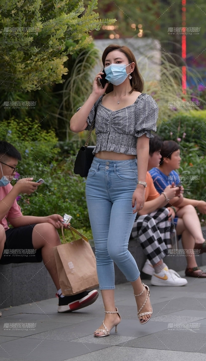 抓拍身材极好的牛仔裤宽臀女生_街拍第一站[M012]