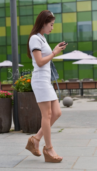 一位眉目如画的包臀裙紧臀女孩_魔镜街拍[3560]