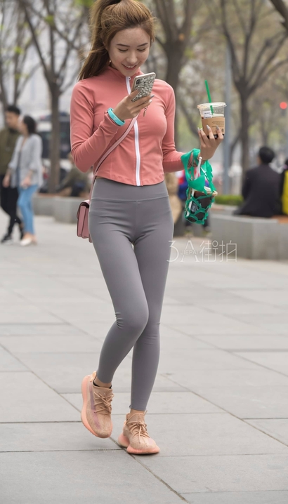 一个美艳绝伦的紧身裤长腿小姐姐_街拍小站[YV7O]
