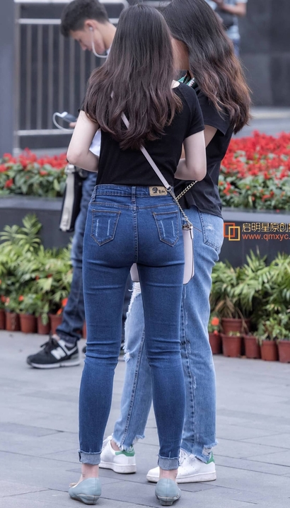 街拍绝色美人的牛仔裤宽臀辣妹_街拍小站[59XO]