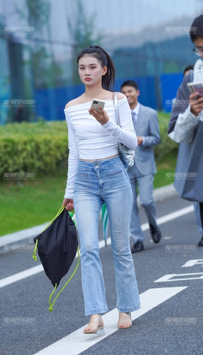 一个袅袅娉娉的牛仔裤美臀美女_3A街拍[L2FH]
