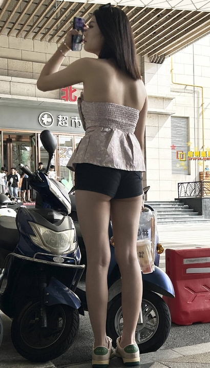 偶遇国色天香的热裤长腿女生_街拍大师[3Y4X]