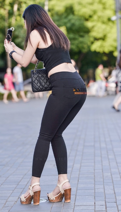 一位美艳绝伦的紧身裤紧臀美女_魔镜街拍[YI42]