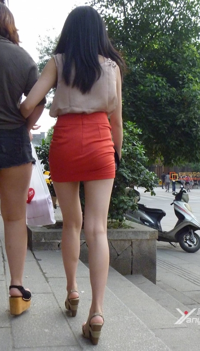 一个曲线完美的裙子丰臀御姐_街拍网站[71WT]