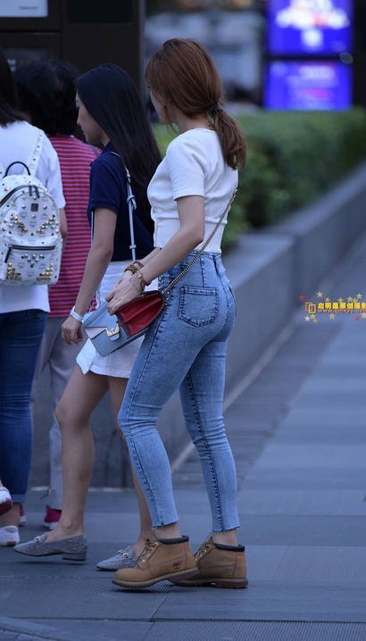 偶遇明眸皓齿的紧身牛仔裤美腿御姐_3A街拍[JYHN]