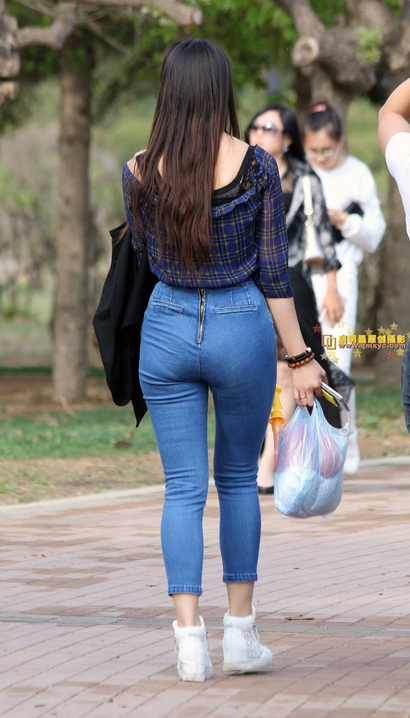 抓拍明艳动人的牛仔裤翘臀美女_街拍第一站[6ATL]