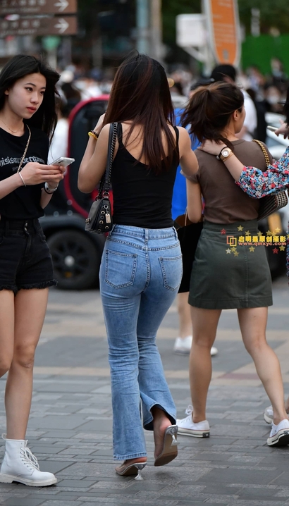 一位语笑嫣然的紧身牛仔裤大长腿美女_街拍大师[5U4J]