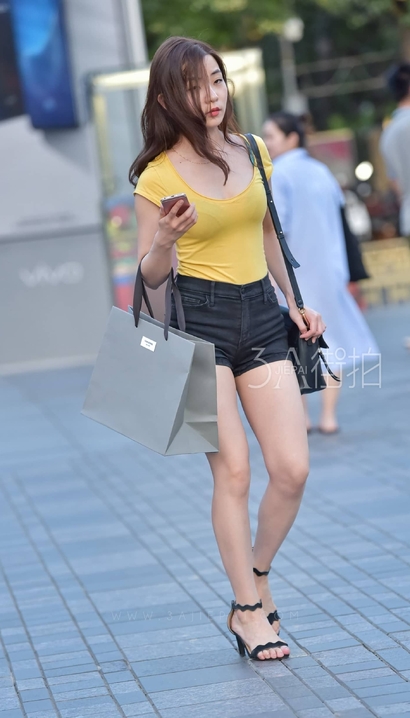 抓拍腰如约素的热裤紧臀女孩_街拍小站[5J82]