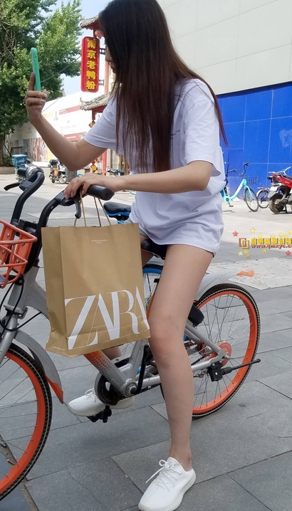 偶遇国色天香的热裤紧臀女孩_街拍小站[10ZP]