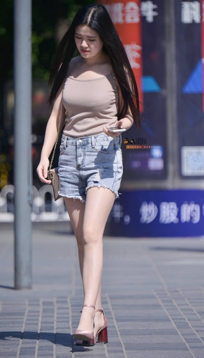 抓拍水灵秀气的热裤大长腿辣妹_魔镜街拍[QE10]