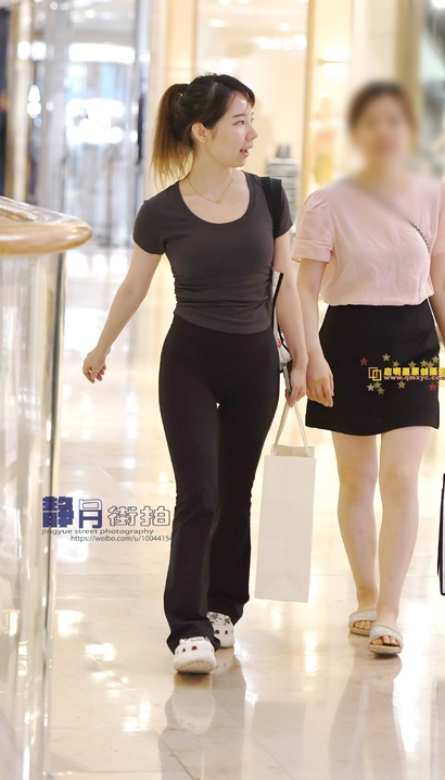 一个柳夭艳影的紧身裤美腿小姐姐_街拍论坛[KUBT]