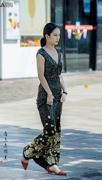 街拍语笑嫣然的裹臀裙长腿美女_启明星街拍[2Z8E]