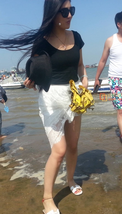 一位天生尤物的裹臀裙翘臀女神_街拍网站[Y8EC]