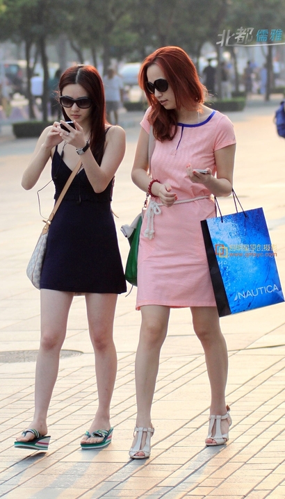 抓拍温婉可人的裙子大长腿美女_启明星街拍[NVW6]