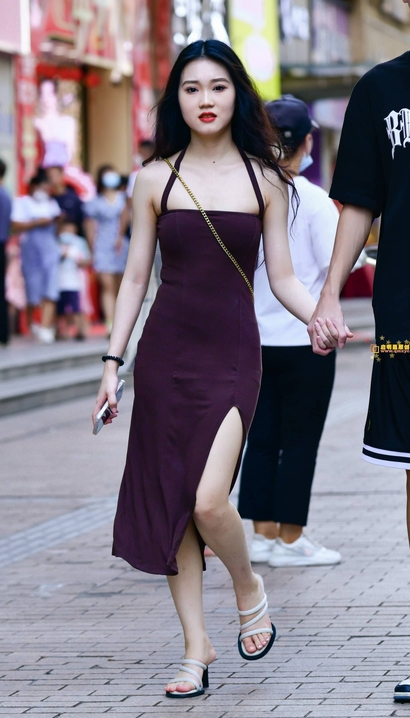 抓拍前凸后翘的包臀裙长腿女生_街拍论坛[558W]