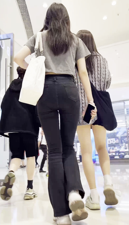 【视频】抓拍华如桃李的时髦紧身牛仔裤圆臀辣妹[BA-W8L7]