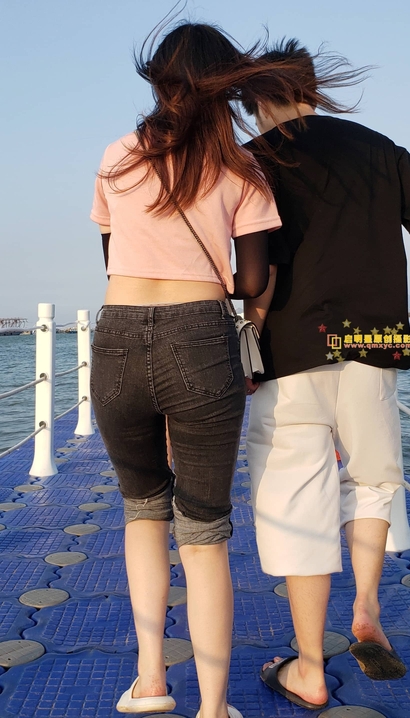 一位圆润紧绷的紧身牛仔裤翘臀美女_街拍小站[2BVG]