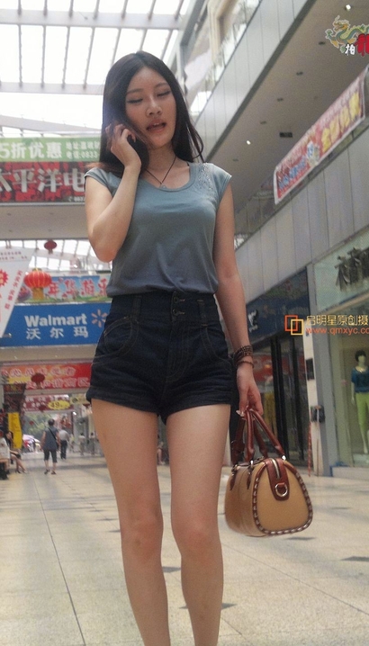 街拍身材无懈可击的热裤紧臀女神_魔镜街拍[6N37]