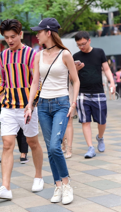 抓拍身材无懈可击的紧身牛仔裤美臀辣妹_街拍大师[21T8]