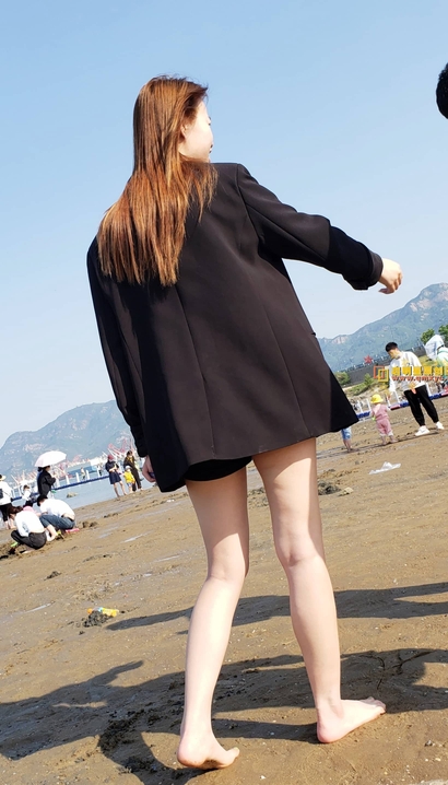 抓拍美丽大方的热裤翘臀女孩_街拍大师[H9YT]