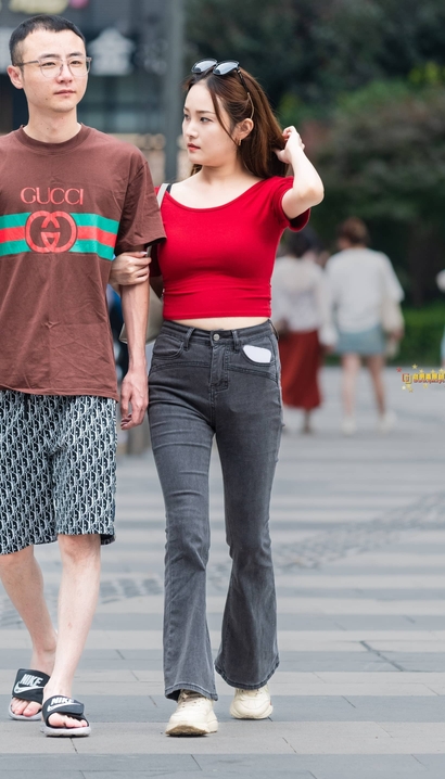 偶遇如琬似花的牛仔裤翘臀女孩_街拍大师[Y2P7]