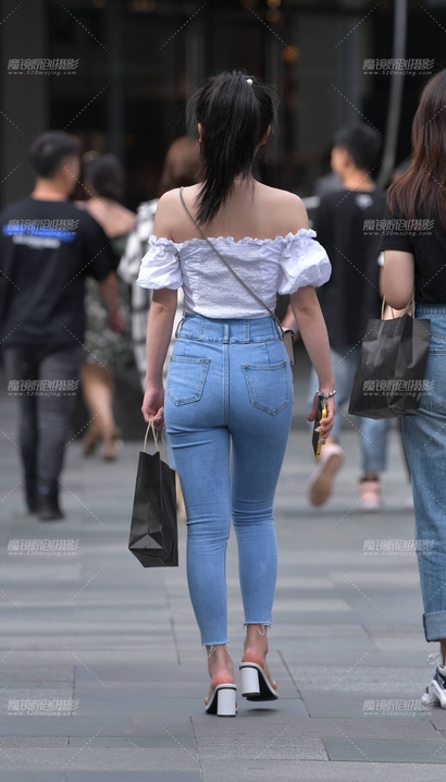 街拍颇具气质的牛仔裤大长腿美女_街拍大师[670D]