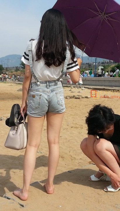 一个顾盼流转的热裤美臀女生_街拍第一站[L2WU]