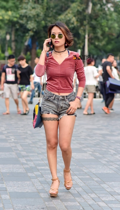 一位身材匀称的热裤圆臀女神_启明星街拍[D7FU]