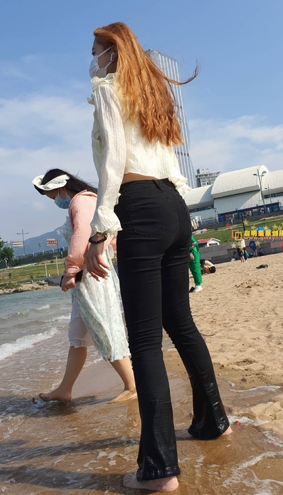 街拍桃腮杏脸的紧身牛仔裤丰臀女神_3A街拍[ABX2]