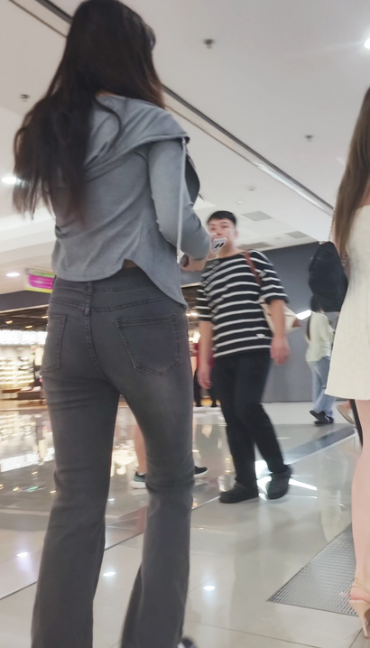 【视频】街拍柳夭艳影的潮流紧身牛仔裤宽臀御姐[JJ-CJ99]