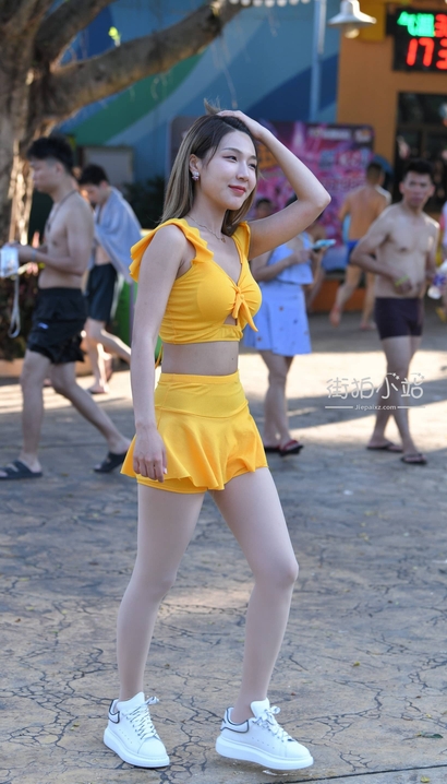 抓拍绝代佳人的雅致服饰美腿美女_魔镜街拍[1607]