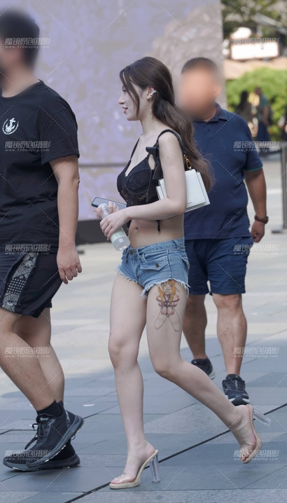 抓拍身材无懈可击的热裤宽臀辣妹_街拍小站[40Z9]