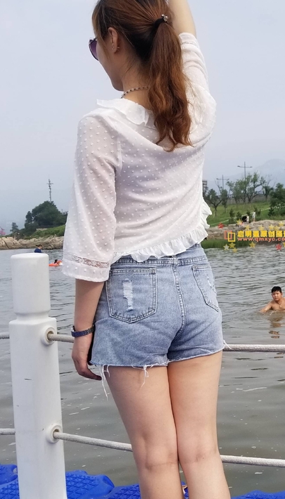 抓拍风华绝代的热裤美腿辣妹_启明星街拍[O7XV]
