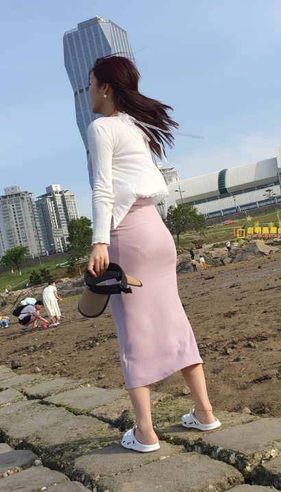 一个粉妆玉琢的裙子长腿美眉_启明星街拍[3J00]