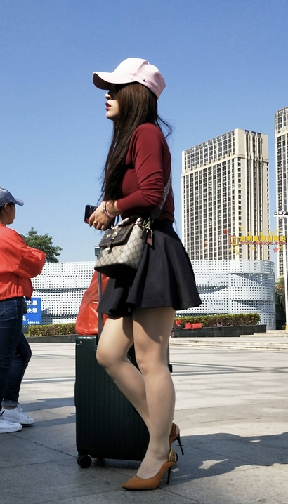 一位语笑嫣然的超短裙翘臀御姐_街拍网站[1WEK]