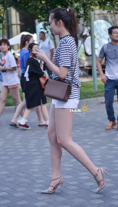 一个身材近乎完美的热裤圆臀美眉_街拍论坛[037B]