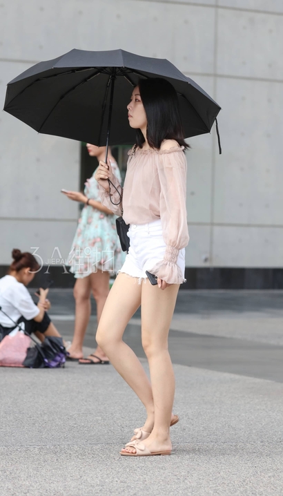 街拍如花似玉的热裤宽臀辣妹_魔镜街拍[19Z8]