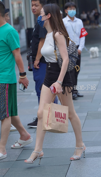 街拍小家碧玉的热裤丰臀女生_街拍论坛[V76S]