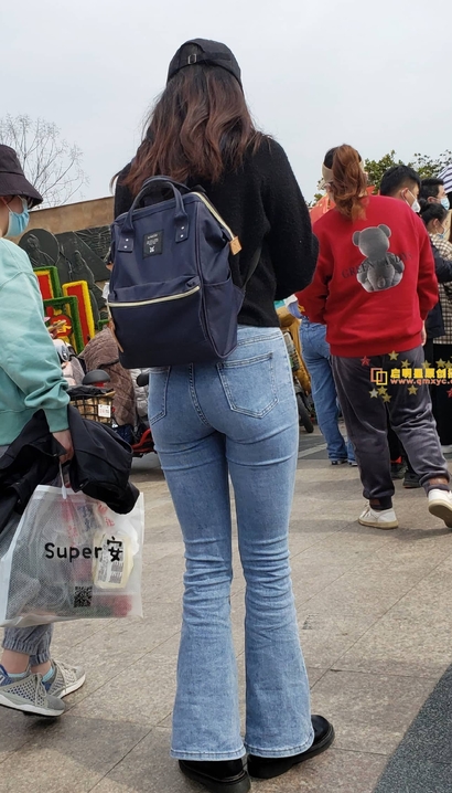 抓拍国色天资的牛仔裤美臀女孩_启明星街拍[B5IE]