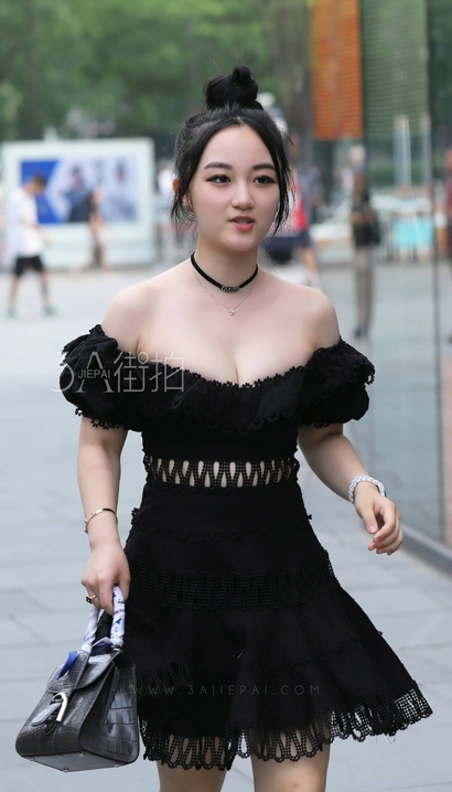 一个身材匀称的小短裙圆臀小姐姐_街拍网站[W9T8]