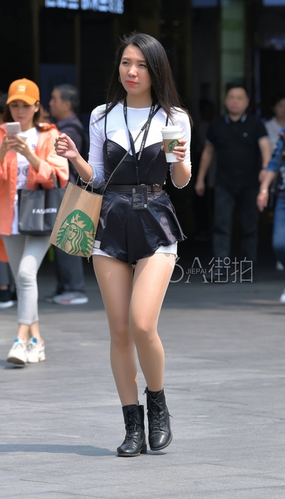 街拍颜值很高的热裤宽臀小姐姐_3A街拍[5UB0]