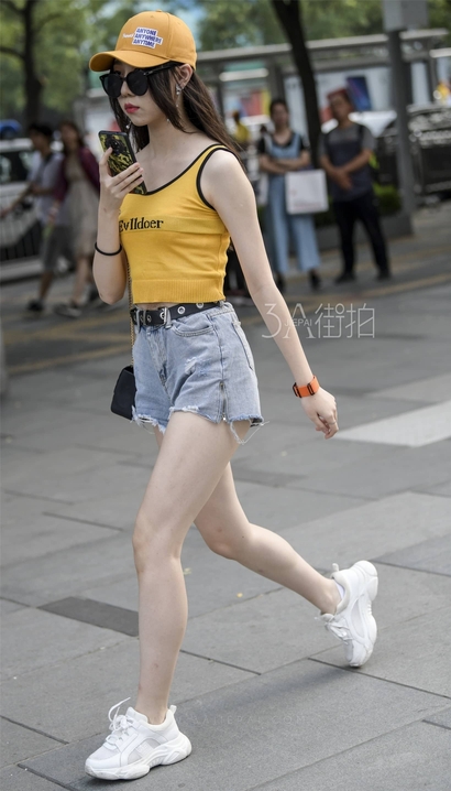 街拍美丽大方的热裤美腿美眉_街拍小站[0I7T]