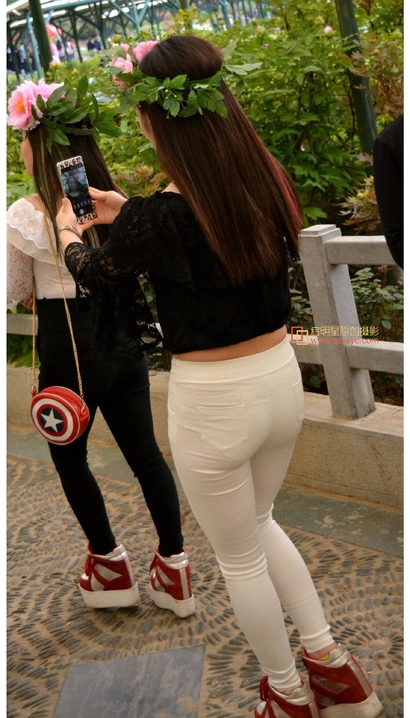 一个颜值很高的紧身裤美臀美女_街拍大师[U99M]