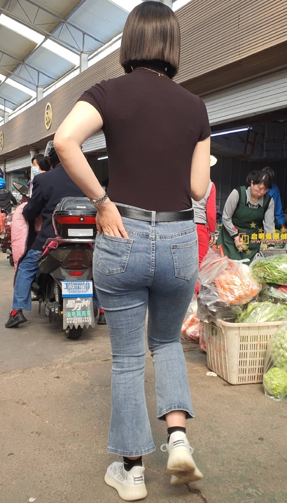 一位温香艳玉的牛仔裤长腿美眉_3A街拍[MZ5G]