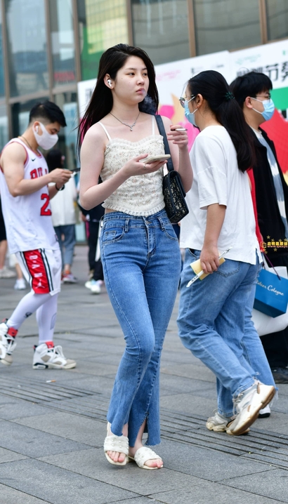 一位美撼凡尘的牛仔裤圆臀美眉_街拍大师[VZ9Q]